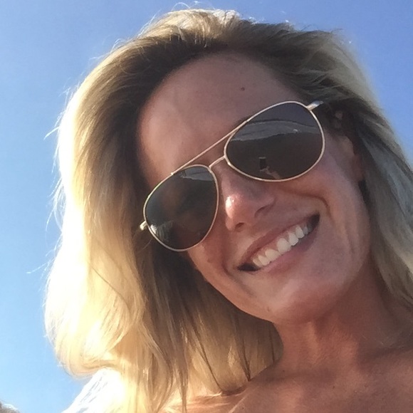 Meet Poshmark Enthusiast, Jennifer🌺 - Picture 3 of 6